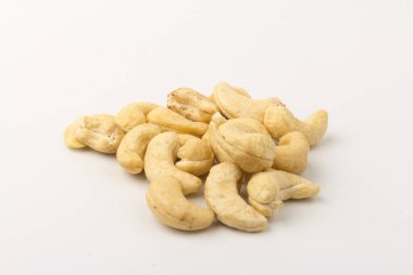 Beyaz arka planda çiğ kaju fıstığı. Kırpma yolu ile paket tasarımı ögesi