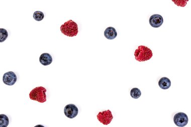 Beyaz arka planda yaban mersini ve ahududu karışımı. en üstteki görünüm