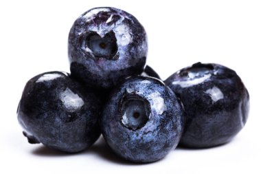 Güzel bir avuç buzlu yaban mersini yakın plan, beyaz arka planda izole edilmiş.