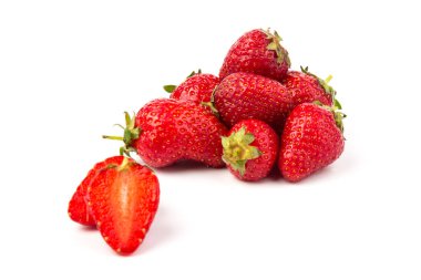 Beyaz arka planda izole edilmiş olgun çilekler, metin için yer