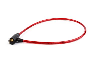 Beyaz arka planda anahtarı olan esnek kırmızı bisiklet kablosu. Bisikletini hacklemekten koruyorum. Güvenlik ve güvenlik kavramı.