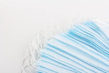 Mavi tıbbi maske beyaz arka planda izole edilmiş. Kirliliğe, virüse, gribe ve koronavirüse karşı yüz maskesi koruması. Sağlık ve Cerrahi Konsept.