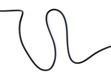 Beyaz arka planda siyah kablo ve adaptör izole edildi. Elektronik Bağlantı. Seçime odaklan. Elektrik kabloları, esnek ağ, endüstriyel enerji kabloları.