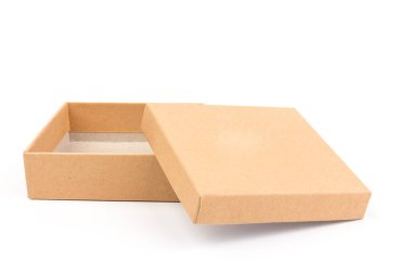 Beyaz arka planda küçük kahverengi karton kutu. Tasarım için model