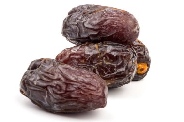 Kurumuş hurma meyvesi. Beyaz arka planda, kırpma yolu ile süslenmiş. kuru meyve kavramı.