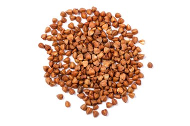 Karabuğday yetişiyor. Bir sürü karabuğday tanesi, dağılmış, yakın plan beyaz arka planda izole edilmiş.