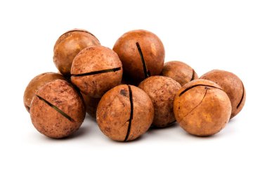 Beyaz izole edilmiş arka planda kesme yolu olan doğal organik fındık. 