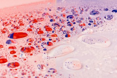 Renkli arka planda bir damla su. Seçici odak.