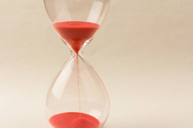 Zaman geçerken kum saatinin sıcak modu. Hayat geçiyor. Hayatın anlamı