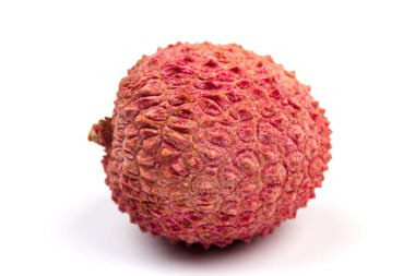 Lezzetli taze liçi beyaz arkaplanda izole edilmiş.