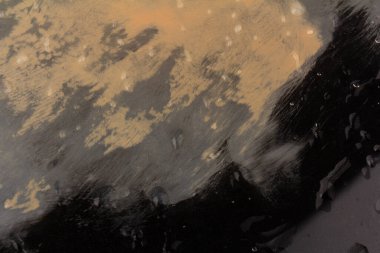 Siyah üzerine izole edilmiş sıvı fondöten darbeleri. Kozmetik makyaj vakfı siyah arka planda izole edilmiş, ton kremi lekeli, kapatıcı. Smar vuruşu.