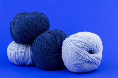 mavi arka planda açık mavi ve koyu mavi yün iplik topları. Doğal yün. Örgü örüyorum. arkaplan