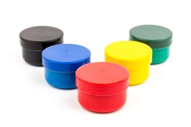 Beyaz arka planda çocukların yaratıcılığı için farklı renklerde boyalı kapalı plastik kavanozlar. Çizim için malzemeler, yaratıcılık, erken çocukluk gelişimi.