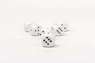 Beyaz arka planda izole edilmiş kemikleri kesmek için. Meslek kavramı ya da kumar kariyeri ya da yatırım dünyasında risk