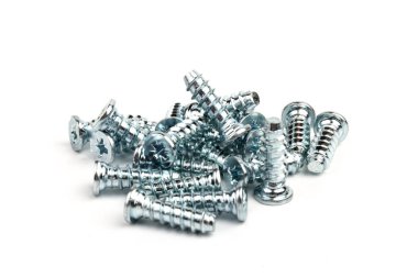 Metal civatalar beyaz arka planda izole edilmiş. Fasteners ekipmanı. Donanım araçları.