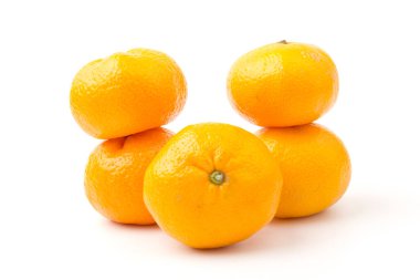 Olgun mandalina turuncuları beyaz arka planda izole edilmiş mandalina portakalı. 