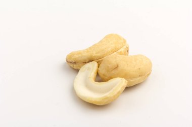 Beyaz arka planda çiğ kaju fıstığı. Kırpma yolu ile paket tasarımı ögesi