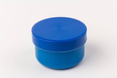 Beyaz arka planda çocukların yaratıcılığı için mavi renkli plastik kavanozlar. Çizim için malzemeler, yaratıcılık, erken çocukluk gelişimi.