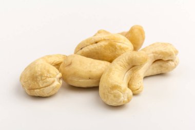 Beyaz arka planda çiğ kaju fıstığı. Kırpma yolu ile paket tasarımı ögesi