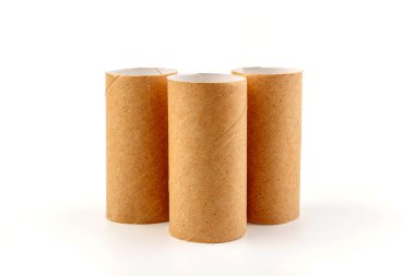 Boş tuvalet kağıdı ruloları ve beyaz arkaplandaki metin için boşluk