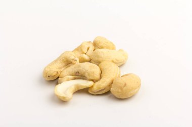 Beyaz arka planda çiğ kaju fıstığı. Kırpma yolu ile paket tasarımı ögesi