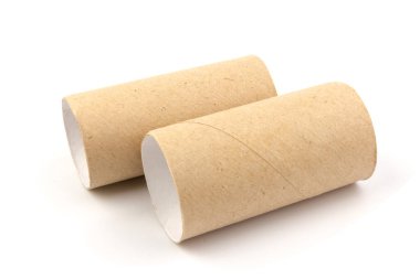 Boş tuvalet kağıdı ruloları ve beyaz arkaplandaki metin için boşluk