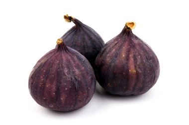 Beyaz arka planda izole edilmiş taze mor incir meyvesi. Olgun incir meyvesi.