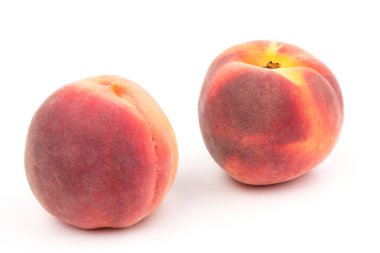 Yaz şeftali arkaplanı. Beyaz arka planda olgun sulu şeftaliler. Boşluğu kopyala. 