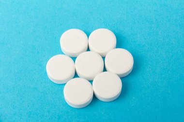 Mavi arka planda bir sürü hap. Eczacılık konsepti: mavi arka planda haplar üst görünüm