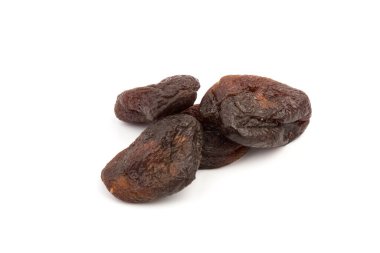 Kurutulmuş meyve, beyaz arka planda izole edilmiş kurumuş kayısılar.