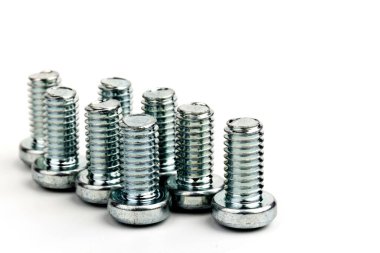 Metal civatalar beyaz arka planda izole edilmiş. Fasteners ekipmanı. Donanım araçları.