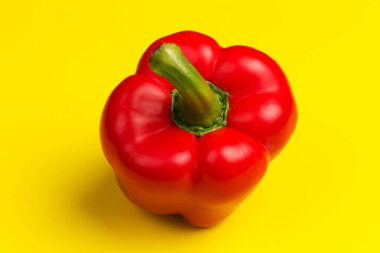 Sulu, parlak ve güzel. Sarı arka planda kırmızı dolma biber. Yakın plan.