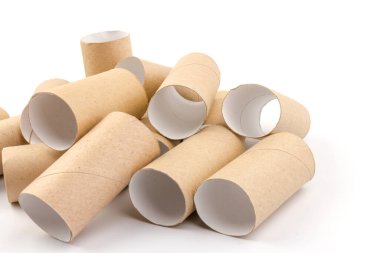 Boş tuvalet kağıdı ruloları ve beyaz arkaplandaki metin için boşluk