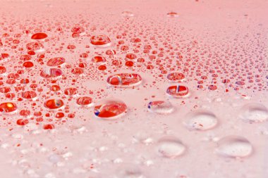 Renkli arka planda bir damla su. Seçici odak.