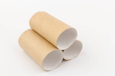 Boş tuvalet kağıdı ruloları ve beyaz arkaplandaki metin için boşluk