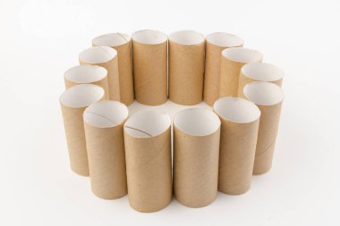 Boş tuvalet kağıdı ruloları ve beyaz arkaplandaki metin için boşluk