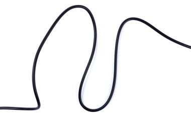 Beyaz arka planda siyah kablo ve adaptör izole edildi. Elektronik Bağlantı. Seçime odaklan. Elektrik kabloları, esnek ağ, endüstriyel enerji kabloları.