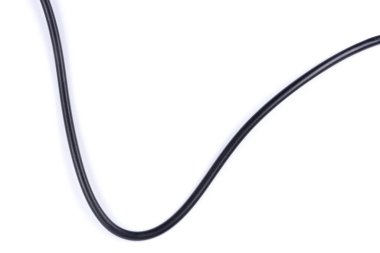 Beyaz arka planda siyah kablo ve adaptör izole edildi. Elektronik Bağlantı. Seçime odaklan. Elektrik kabloları, esnek ağ, endüstriyel enerji kabloları.