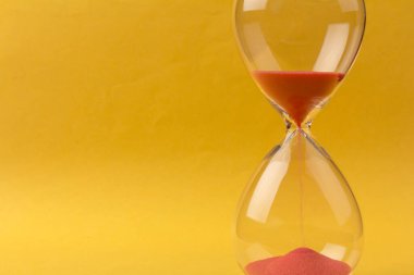 Zaman geçerken kum saatinin sıcak modu. Hayat geçiyor. Hayatın anlamı