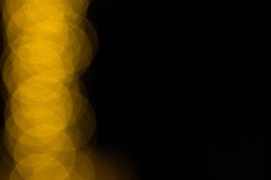 Siyah arka bahçenin önünde ateşten buğulanmış kıvılcımlar. Noel ve yeni yıl tatili konsepti. Odaklanmamış çelenk ışıkları, Bokeh etkisi. 