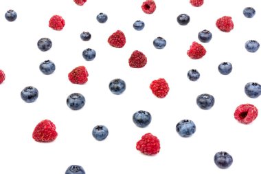 Beyaz arka planda yaban mersini ve ahududu karışımı. en üstteki görünüm