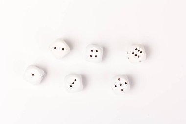 Beyaz arka planda izole edilmiş kemikleri kesmek için. Meslek kavramı ya da kumar kariyeri ya da yatırım dünyasında risk