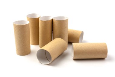 Boş tuvalet kağıdı ruloları ve beyaz arkaplandaki metin için boşluk