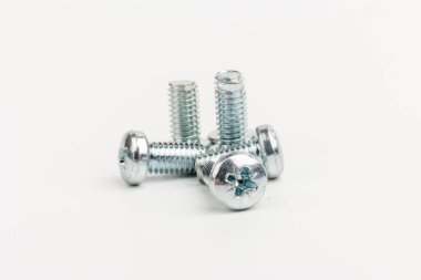 Metal civatalar beyaz arka planda izole edilmiş. Fasteners ekipmanı. Donanım araçları.