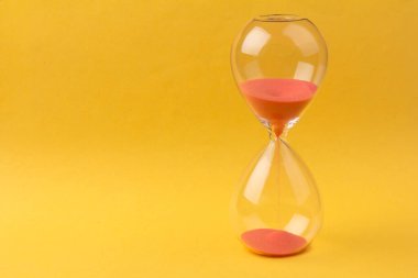 Zaman geçerken kum saatinin sıcak modu. Hayat geçiyor. Hayatın anlamı