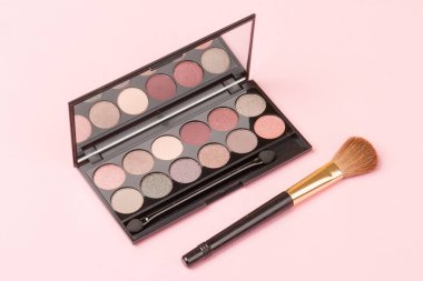 Makyaj ve ofis kıyafet kodu kavramı. Gül arkaplan görünümlü bej, gül ve kahverengi tonlu gölgelerin çıplak paleti
