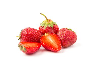 Beyaz arka planda izole edilmiş olgun çilekler, metin için yer