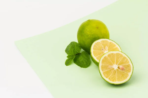 Limão Com Folhas Hortelã Isoladas Fundo Verde Claro Branco Alimentos — Fotografia de Stock