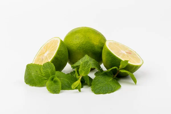 Limão Com Folhas Hortelã Isoladas Sobre Fundo Branco Alimentos Saudáveis — Fotografia de Stock