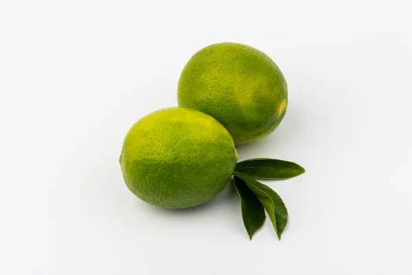 Limão Verde Fresco Citrus Aurantifolia Swingle Com Folhas Isoladas Sobre — Fotografia de Stock